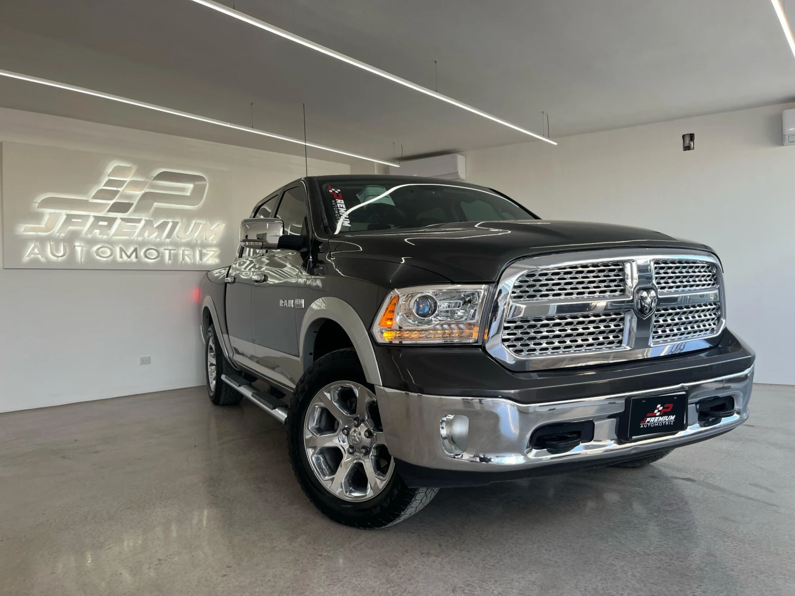 Dodge RAM LARAMIE 4X4 2017 - Foto 1
